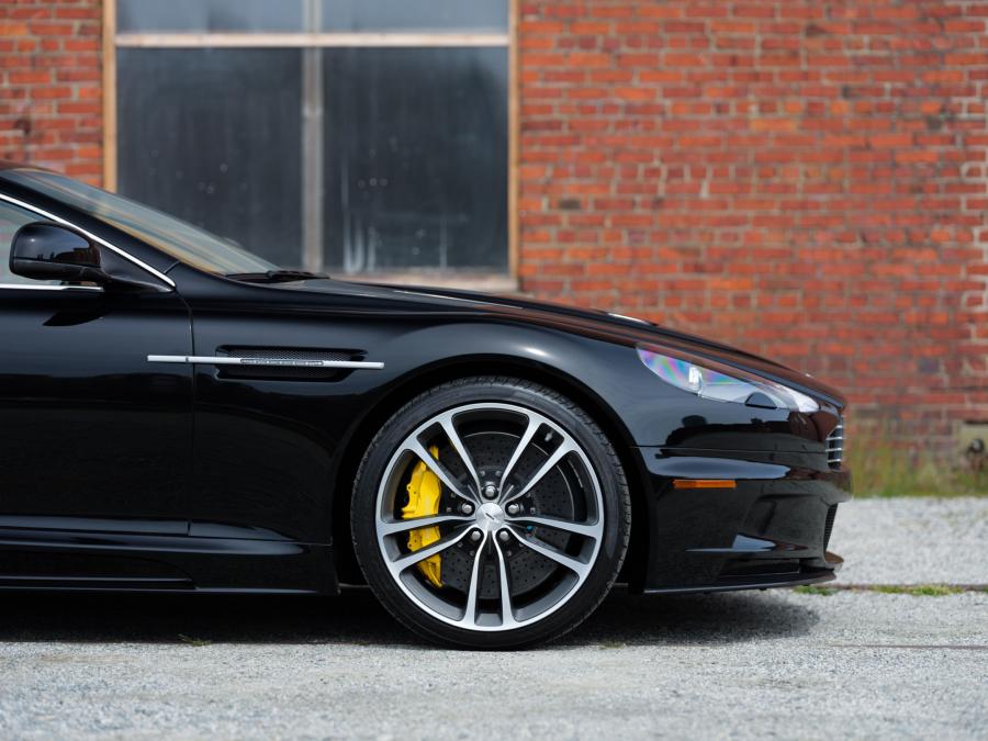 Детали экстерьера Aston Martin DBS 2012 года  (фото 24 из 53)